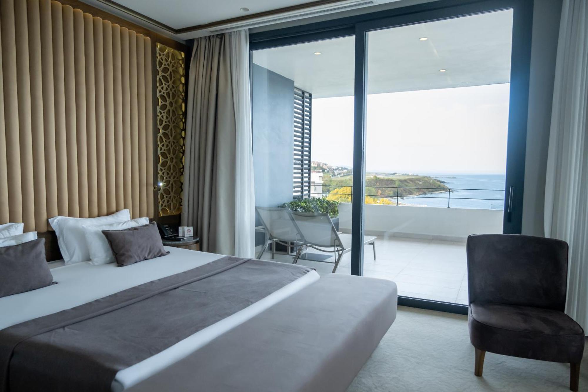 Ramada Plaza & מלון 5*