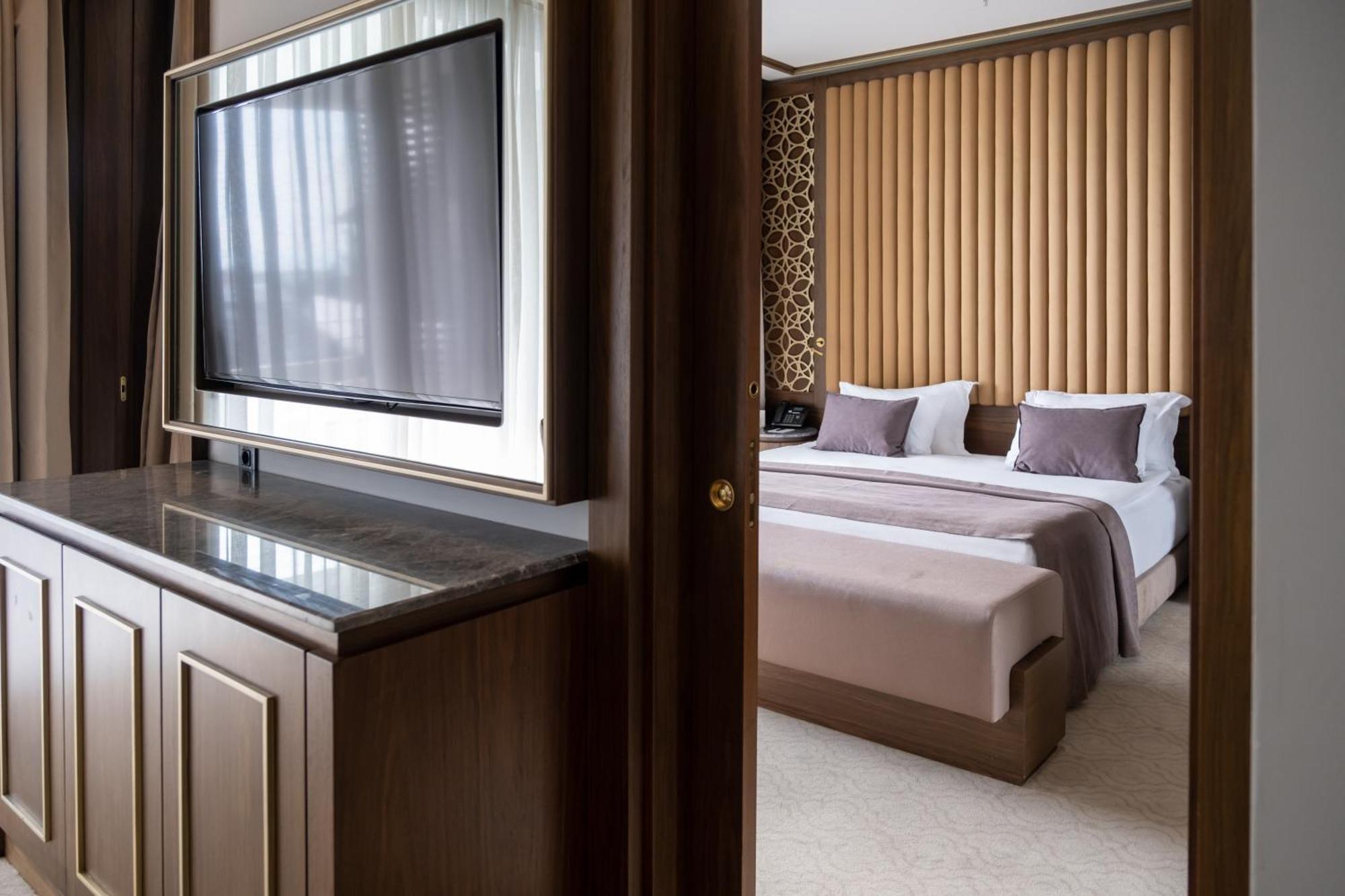 Ramada Plaza & 5*